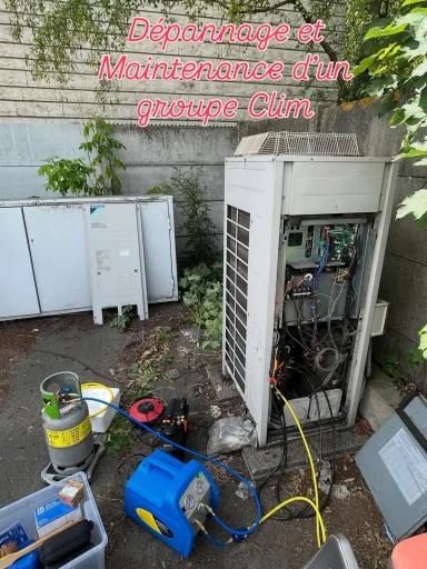 Pompe à chaleur extérieure en cours d'intervention dans un jardin, avec le panneau latéral retiré exposant les circuits électriques à Antony