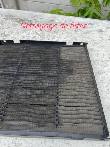 Deux filtres de climatisation très encrassés par la poussière, posés à plat, avec la mention "Nettoyage de filtre" à Antony 92