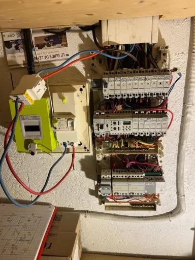 Tableau électrique sans capot, montrant les disjoncteurs avec un câblage en cours d'organisation ou finalisé.